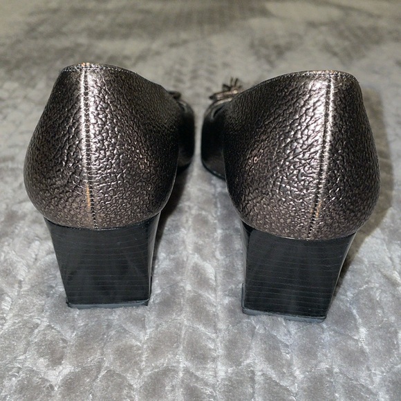 Stuart Weitzman Gold Printed Patent Leather Square Toe Pumps. Size 6.5. - Picture 5 of 11